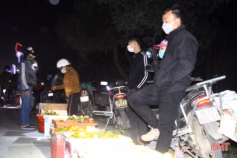 Trắng đêm mưu sinh ở chợ đặc sản cam bù Hà Tĩnh