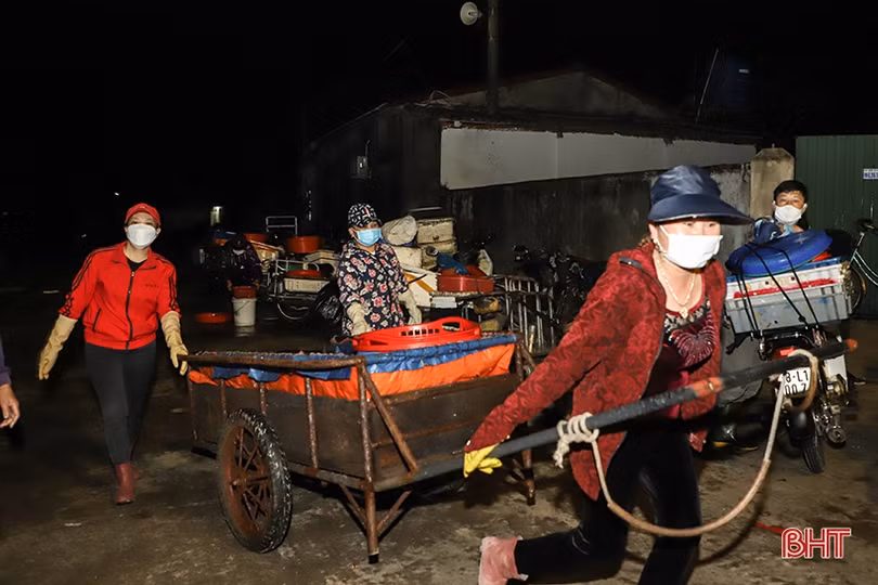 Cảng cá lớn nhất Hà Tĩnh nhộn nhịp ngày cuối năm