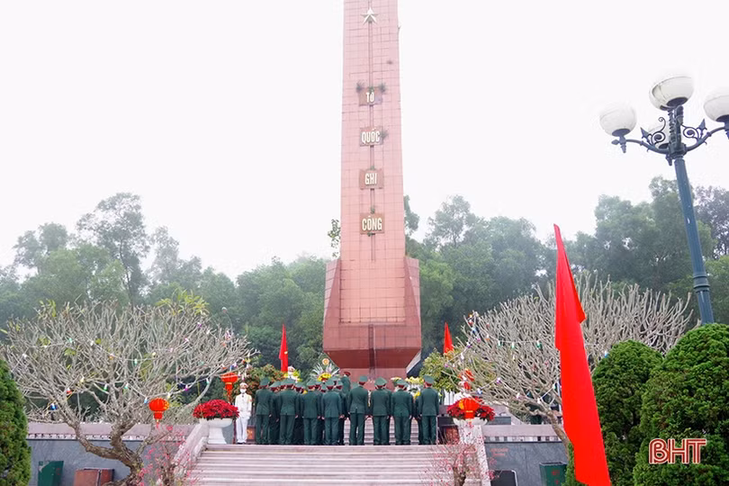 LLVT Hà Tĩnh dâng hương tưởng niệm Chủ tịch Hồ Chí Minh và các anh hùng, liệt sỹ