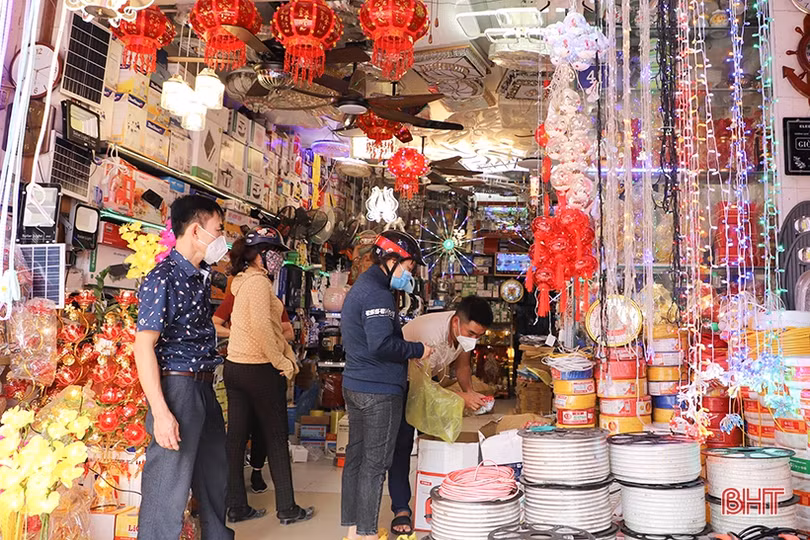 Tết cận kề, thị trường đồ trang trí ở Hà Tĩnh lại “hút” khách