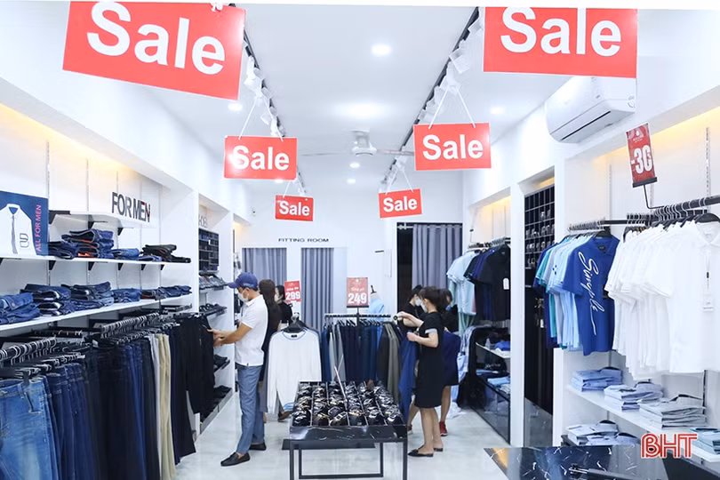 Hàng thời trang ở Hà Tĩnh “đua” đại hạ giá