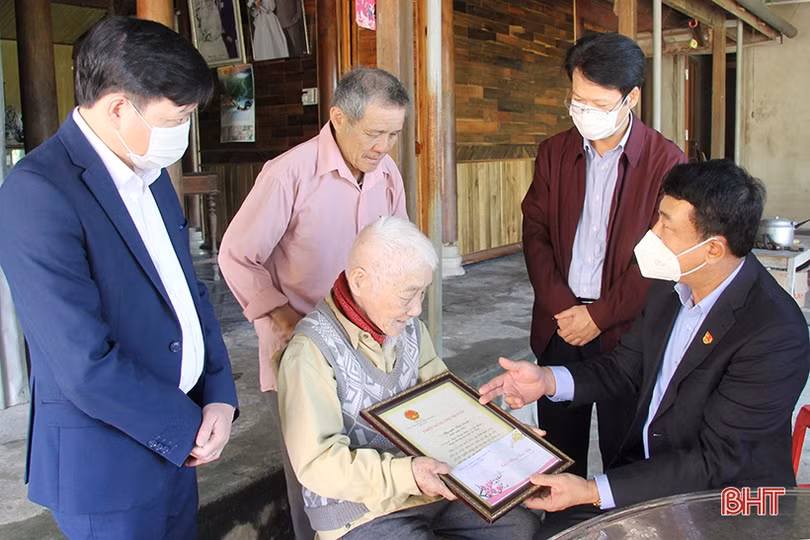 Phó Chủ tịch Thường trực HĐND tỉnh Trần Tú Anh tặng quà gia đình chính sách, người cao tuổi ở Hương Sơn