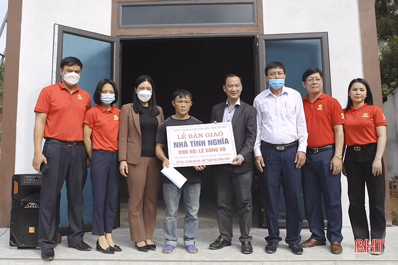 Trao nhà tình nghĩa cho hộ nghèo ở Can Lộc