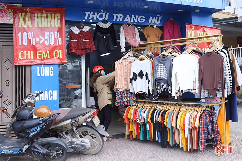 Hàng thời trang ở Hà Tĩnh “đua” đại hạ giá