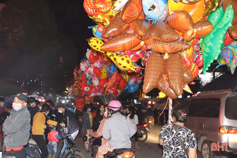 Khám phá chợ đêm ở phố núi Hương Sơn dịp tết Nguyên đán