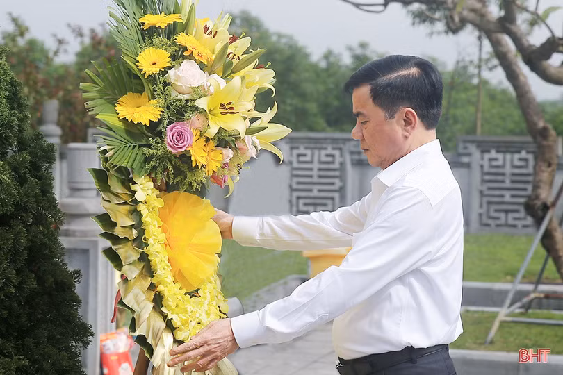 Lãnh đạo Hà Tĩnh dâng hương tưởng nhớ cố Tổng Bí thư Hà Huy Tập