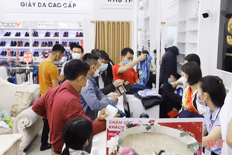Hàng thời trang ở Hà Tĩnh “đua” đại hạ giá