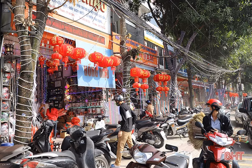 Tết cận kề, thị trường đồ trang trí ở Hà Tĩnh lại “hút” khách
