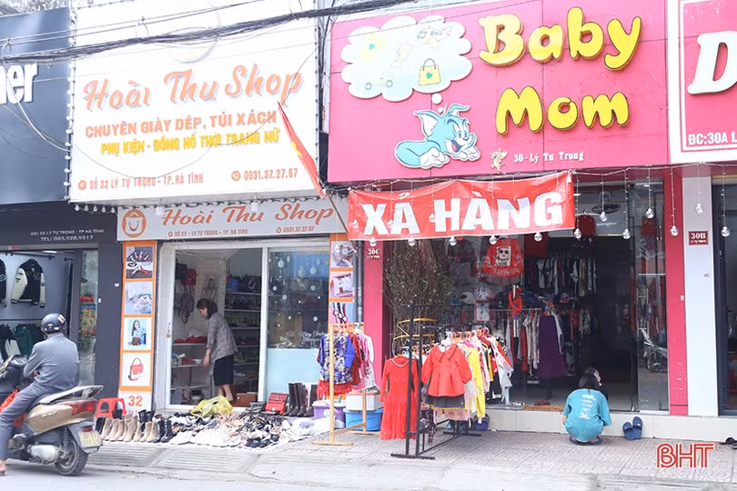 Hàng thời trang ở Hà Tĩnh “đua” đại hạ giá