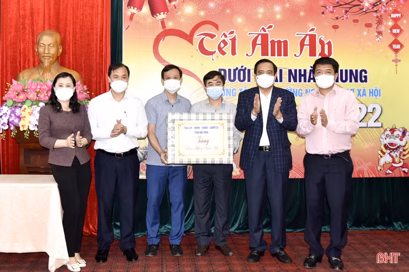 Trao quà tết cho đoàn viên, công nhân, người dân gặp hoàn cảnh khó khăn