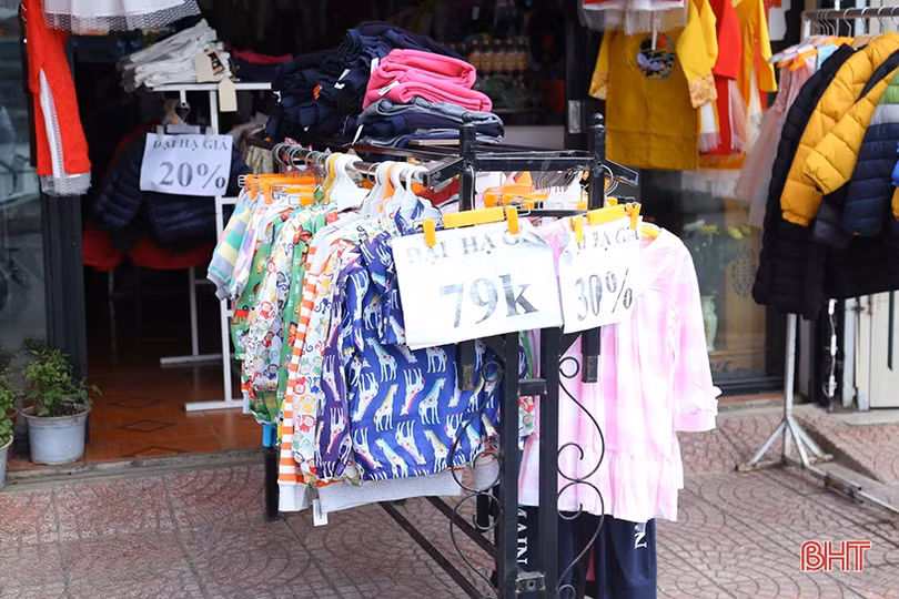 Hàng thời trang ở Hà Tĩnh “đua” đại hạ giá