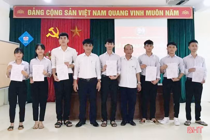 Vừa được kết nạp Đảng, nữ sinh trường huyện trở thành 1 trong 3 thí sinh đạt điểm khối C cao nhất Hà Tĩnh