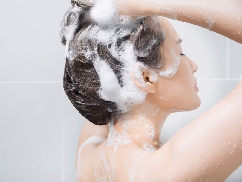 6 thói quen khiến tóc dễ gãy rụng