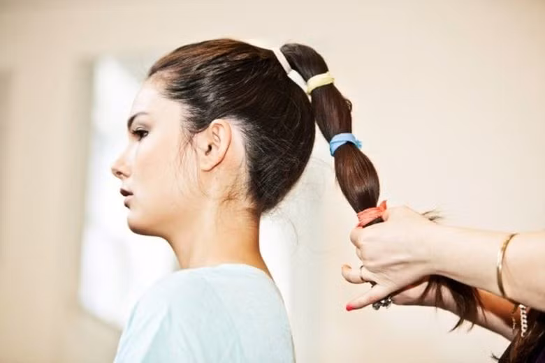 Chẳng cần nhuộm tóc màu mè, chị em vẫn trẻ trung hết cỡ khi để tóc tối màu 