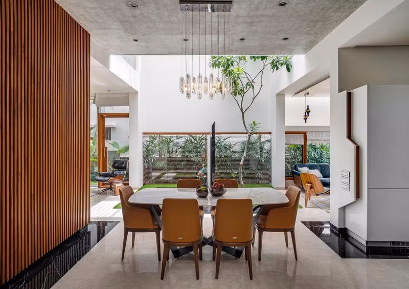 Biệt thự 3 tầng độc đáo với những bức tường nghiêng