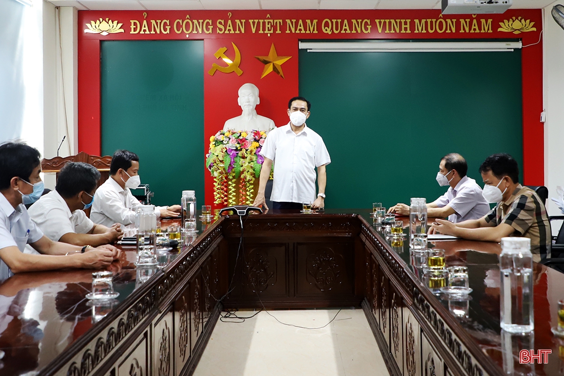 Thường trực Tỉnh ủy Hà Tĩnh biểu dương các lực lượng tuyến đầu phòng, chống dịch Covid-19