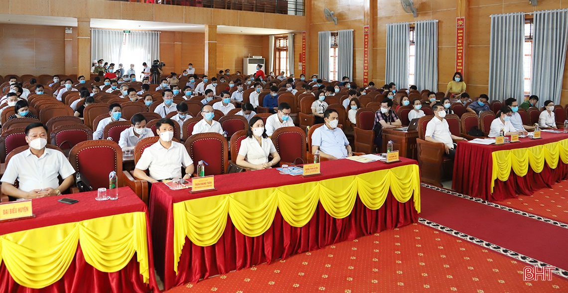 Chánh Văn phòng Trung ương Đảng và Chủ tịch UBND tỉnh Hà Tĩnh vận động bầu cử tại Đức Thọ