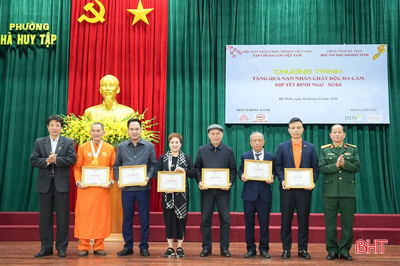 bqbht_br_tang-qua-cho-tai-tro.jpg