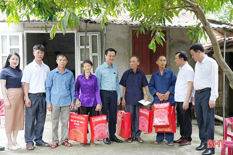 Đoàn tặng quà các ông Trần Khắc Lộc, Lê Văn Thiệp và bà Lê Thị Thoanh.