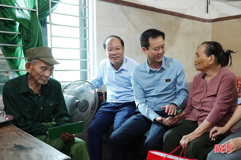 Đoàn thăm hỏi gia đình ông Nguyễn Xuân Tình.