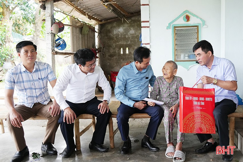 Phó Chủ tịch UBND tỉnh Trần Báu Hà và đoàn công tác thăm hỏi, tặng quà mẹ Bùi Thị An.