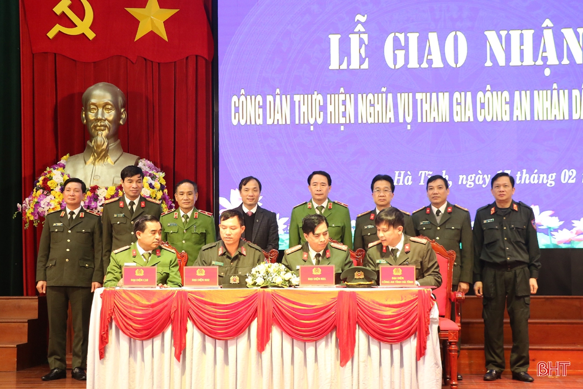 Bí thư Tỉnh ủy Hà Tĩnh Hoàng Trung Dũng dự lễ giao quân tại huyện Cẩm Xuyên