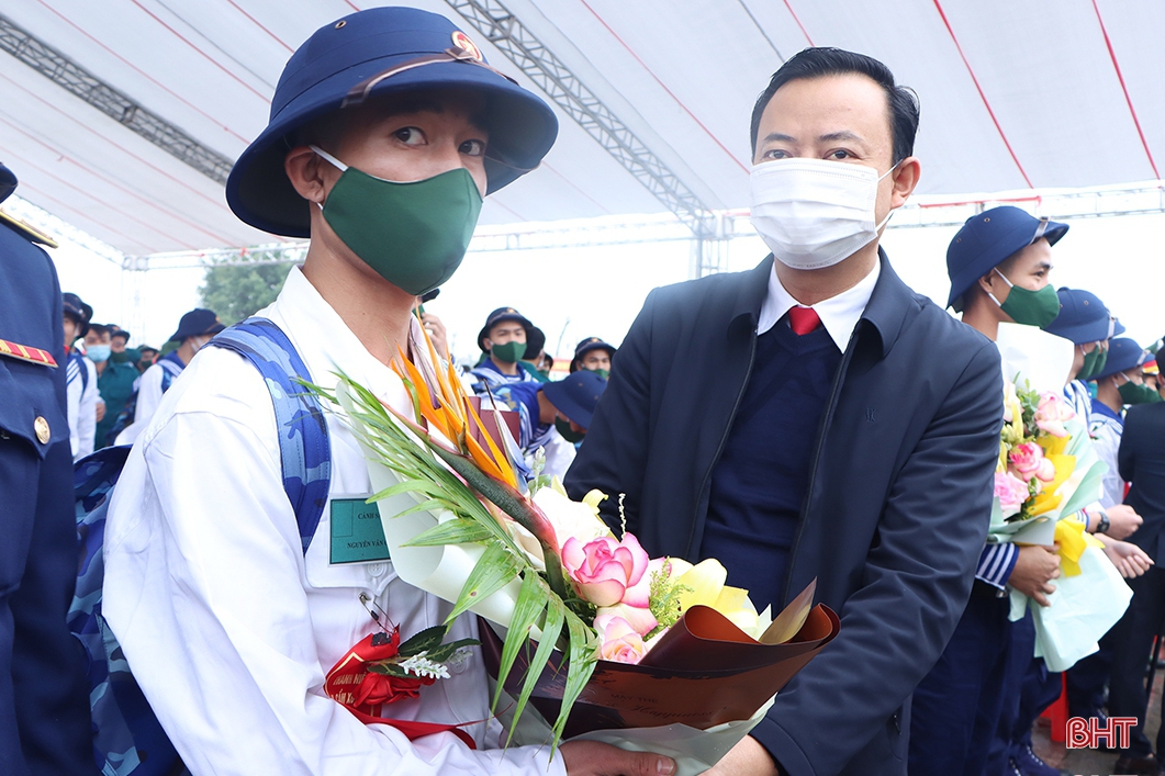 Bí thư Tỉnh ủy Hà Tĩnh Hoàng Trung Dũng dự lễ giao quân tại huyện Cẩm Xuyên