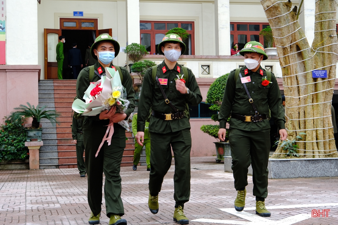 Bí thư Tỉnh ủy Hà Tĩnh Hoàng Trung Dũng dự lễ giao quân tại huyện Cẩm Xuyên