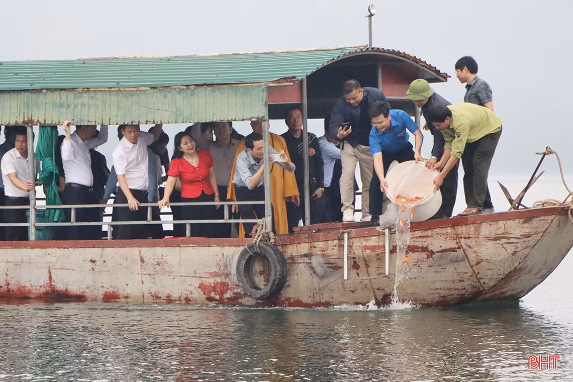 Bí thư Tỉnh ủy tham gia thả cá giống tái tạo nguồn lợi thủy sản ở hồ Kẻ Gỗ