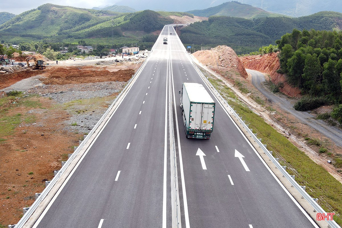 Xe tải trọng lớn lưu thông trên cao tốc Vũng Áng - Bùng. bqbht_br_cao-toc-vung-ang-bung-1.jpg