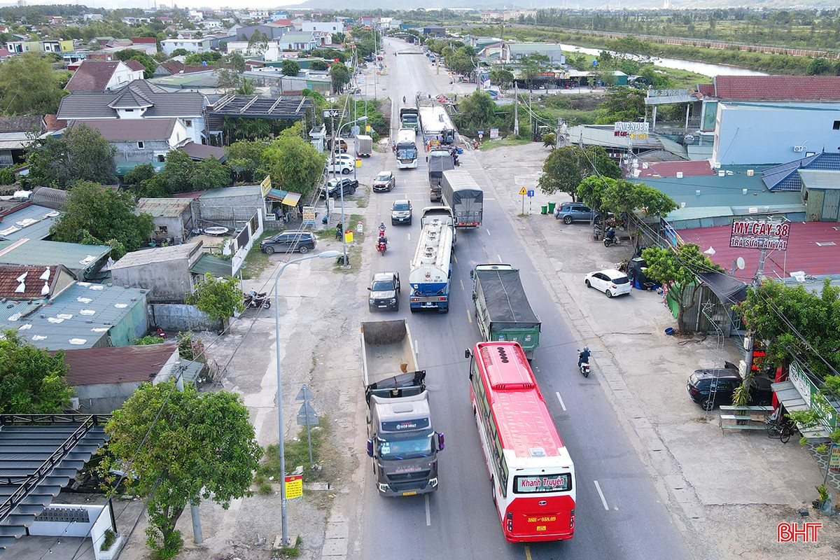 Cầu Đá Hát chỉ có 2 làn xe, hiện nay đã rào chắn 1 làn để thi công sửa chữa nên đã gây ùn tắc giao thông cục bộ vào giờ cao điểm. bqbht_br_un-tac-giao-thong.jpg