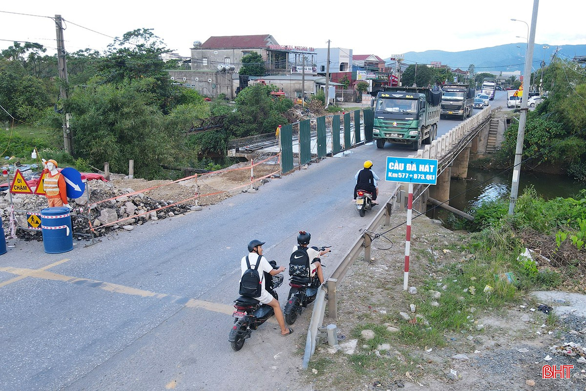 Cầu Đá Hát trên quốc lộ 1 ở phường Vũng Áng đang được sửa chữa. bqbht_br_un-tac-giao-thong-1.jpg
