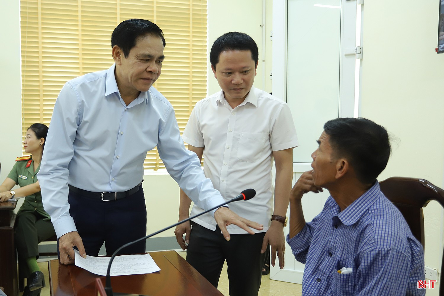 Chủ tịch UBND tỉnh Võ Trọng Hải trao đổi với công dân Nguyễn Xuân Hoàn (TDP Bắc Phong, phường Vũng Áng) về nội dung cấp giấy chứng nhận quyền sử dụng đất khi thực hiện dự án giao thông trên địa bàn TX Kỳ Anh cũ. bqbht_br_tiep-cong-dan-dinh-ky-2a.jpg