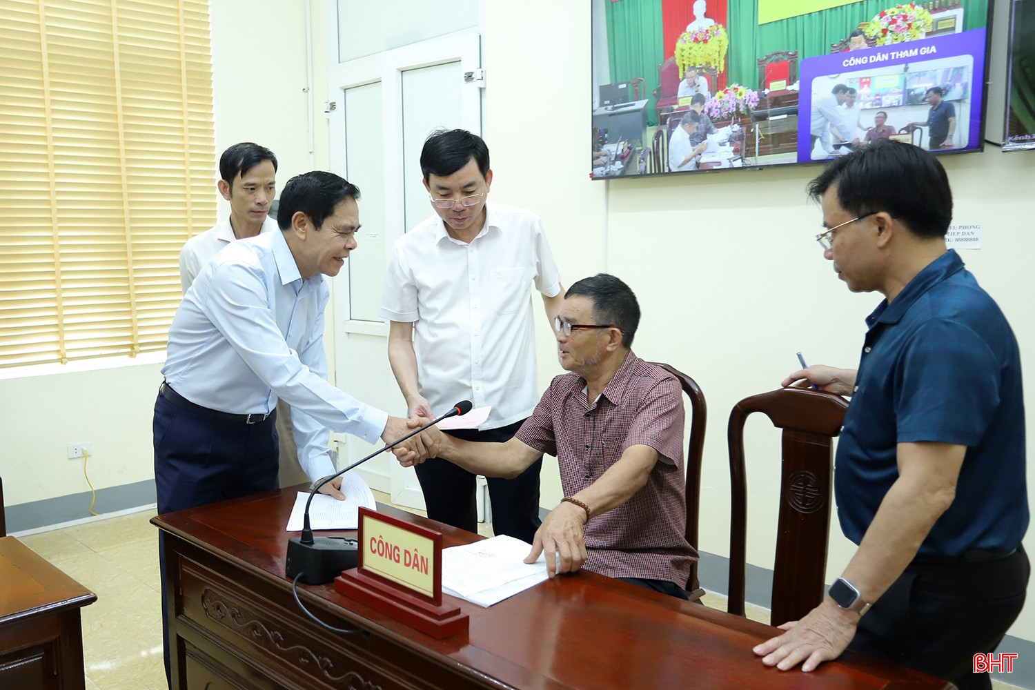 Công dân bắt tay cảm ơn Chủ tịch UBND tỉnh Võ Trọng Hải khi đã giao cho các sở, ngành và địa phương làm rõ nội dung kiến nghị. bqbht_br_tiep-cong-dan-dinh-ky-11.jpg