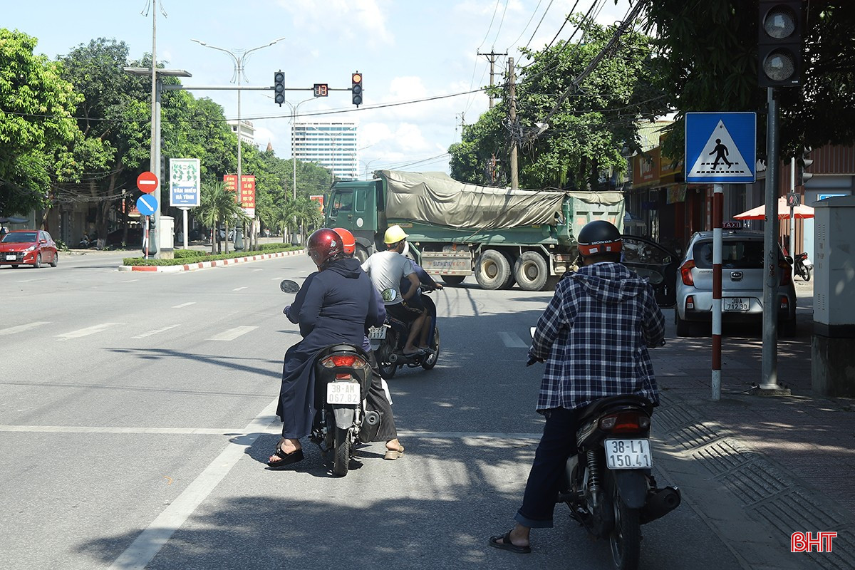 Xe tải chở vật liệu xây dựng được phép hoạt động trong đô thị vào khoảng thời gian từ 20 giờ tối ngày hôm trước đến 6 giờ sáng ngày hôm sau. bqbht_br_tai-nan-chet-nguoi-06.jpg