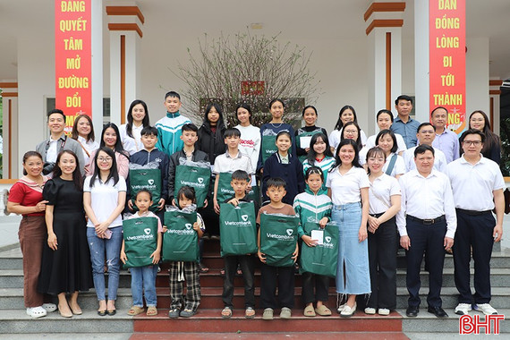 Vietcombank trao học bổng trị giá 200 triệu đồng cho học sinh Hà Tĩnh 
