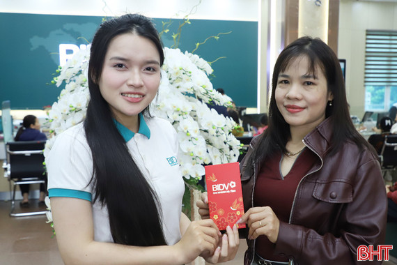 "Xông đất" ngân hàng, nhận lì xì may mắn