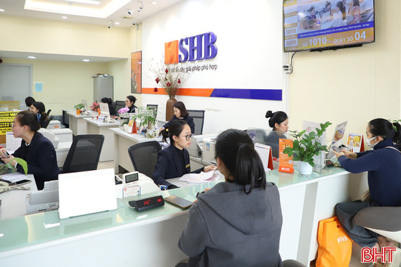 Các nhà băng ở Hà Tĩnh kín khách trước kỳ nghỉ Tết