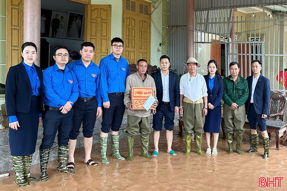 BIDV Hà Tĩnh tặng quà cho người dân vùng lũ Cẩm Duệ