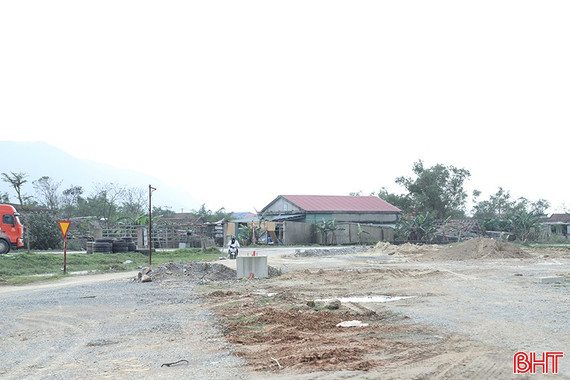 Vì sao dự án đường trục chính nối QL 1 đến cảng Vũng Áng - Sơn Dương chậm tiến độ?