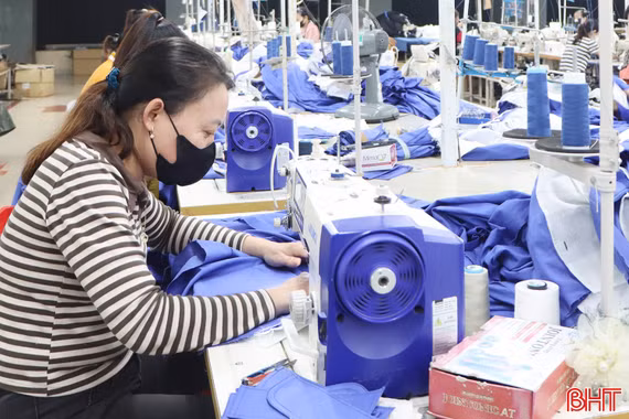 Nhiều doanh nghiệp may mặc Hà Tĩnh “kín” đơn hàng đến cuối năm