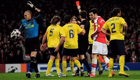 Barca sẽ đá lượt về với Arsenal mà không có Puyol - Pique... Ảnh: Getty Images Barca sẽ đá lượt về với Arsenal mà không có Puyol - Pique... Ảnh: Getty Images