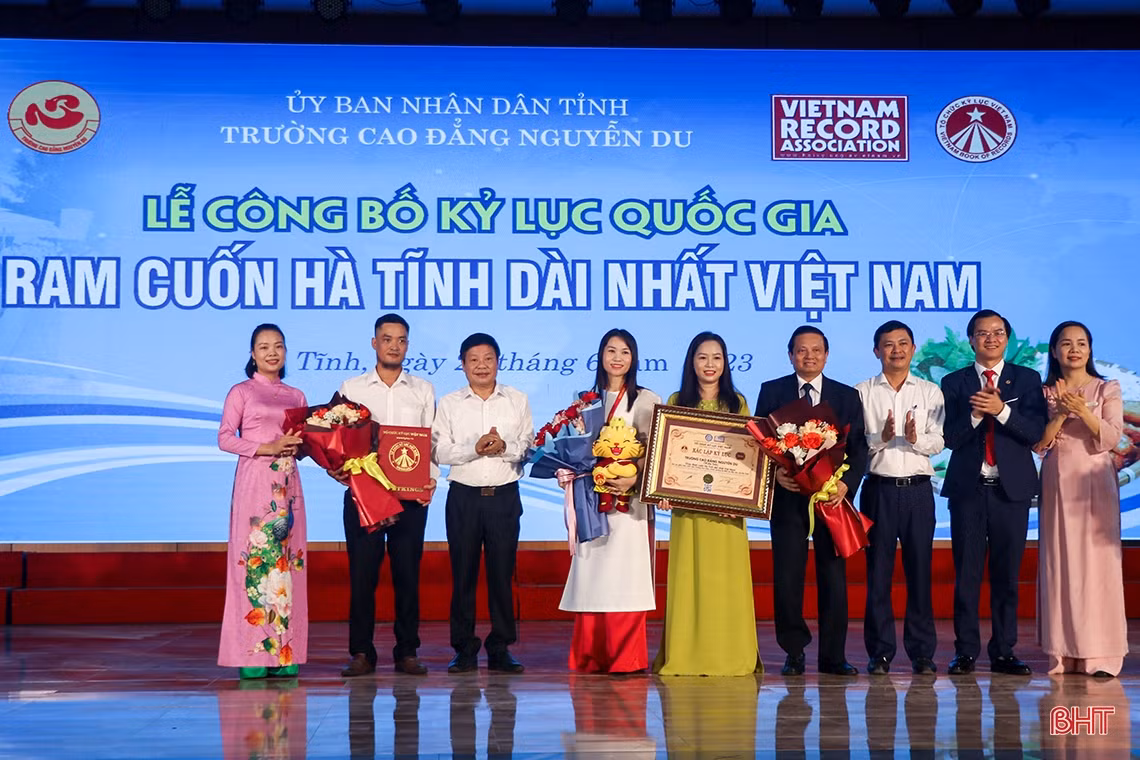 Công bố quyết định bổ nhiệm Hiệu trưởng Trường Cao đẳng Nguyễn Du