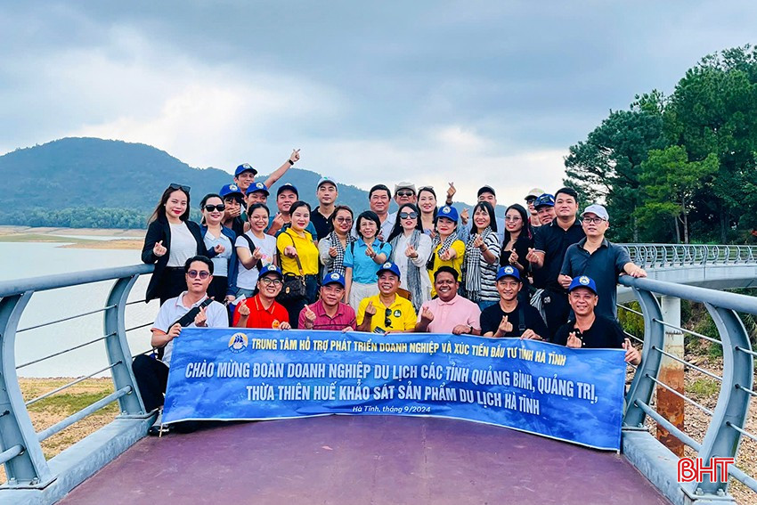 Đoàn đại diện doanh nghiệp và chuyên gia du lịch đến từ các tỉnh Quảng Bình, Quảng Trị, Thừa Thiên Huế và Đà Nẵng khảo sát du lịch Hà Tĩnh tháng 9/2024. bqbht_br_b1.jpg