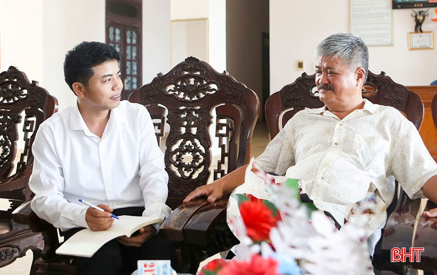 Tác giả trò chuyện với ông Dương Minh Bình - người sáng lập mô hình du lịch cộng đồng CBT Việt Nam để lấy thông tin cho các bài viết về du lịch. bqbht_br_b3.jpg