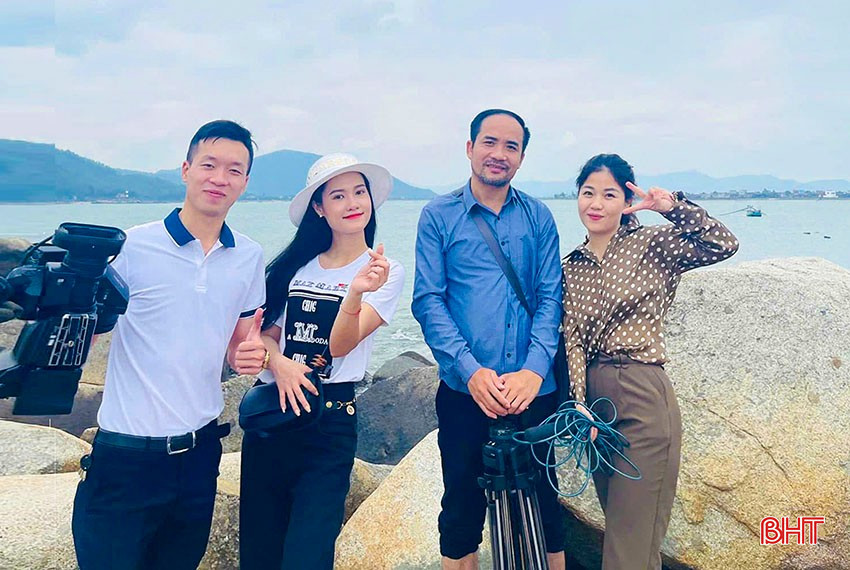 Nhà báo Kiều Anh (ngoài cùng bên phải) và nhóm phóng viên thực hiện chương trình "Non nước Hồng Lam" trong một chuyến đi về làng quê vùng biển. bqbht_br_b5.jpg