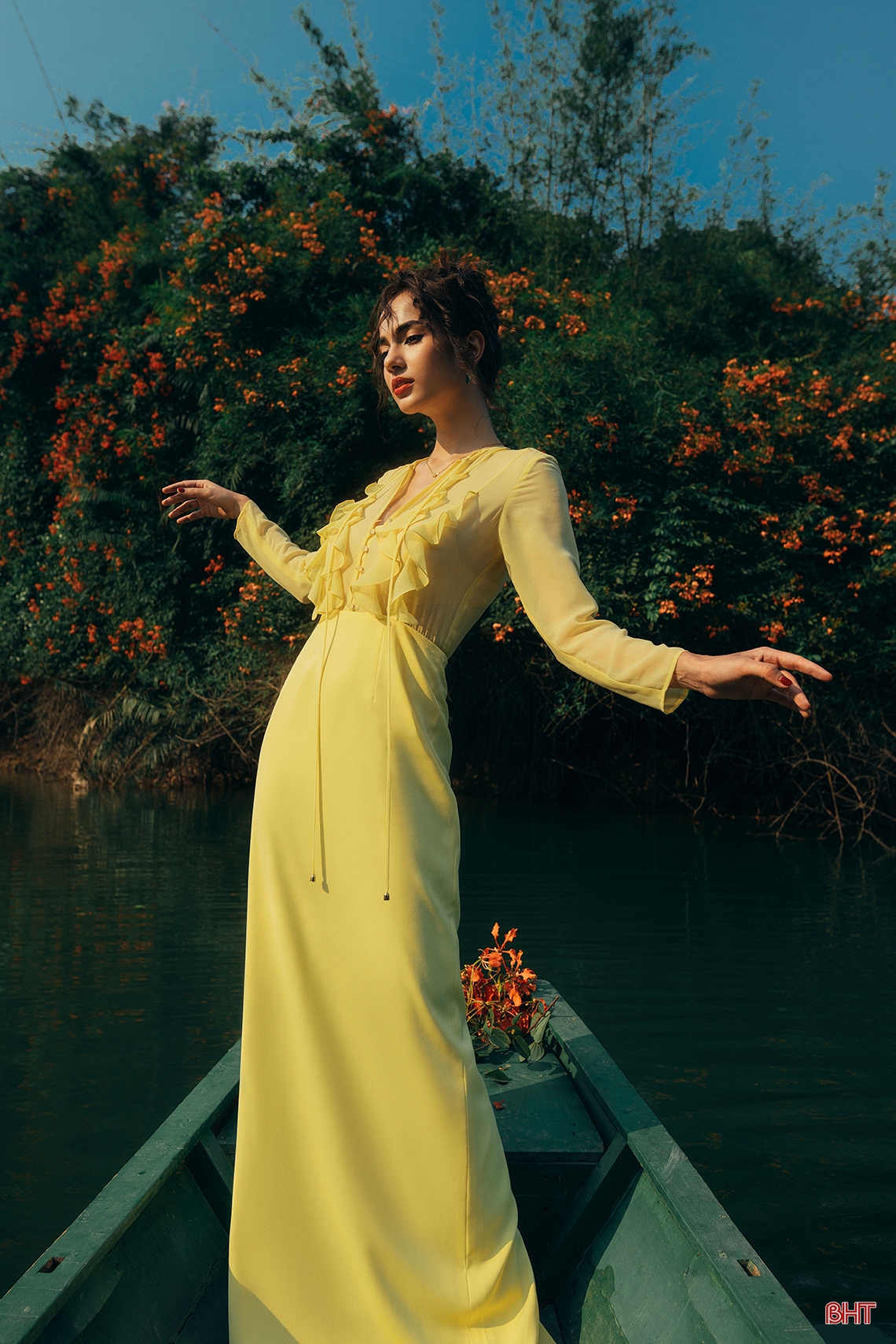 Hồ Kẻ Gỗ, biển Thiên Cầm đẹp lạ trong bộ ảnh thời trang