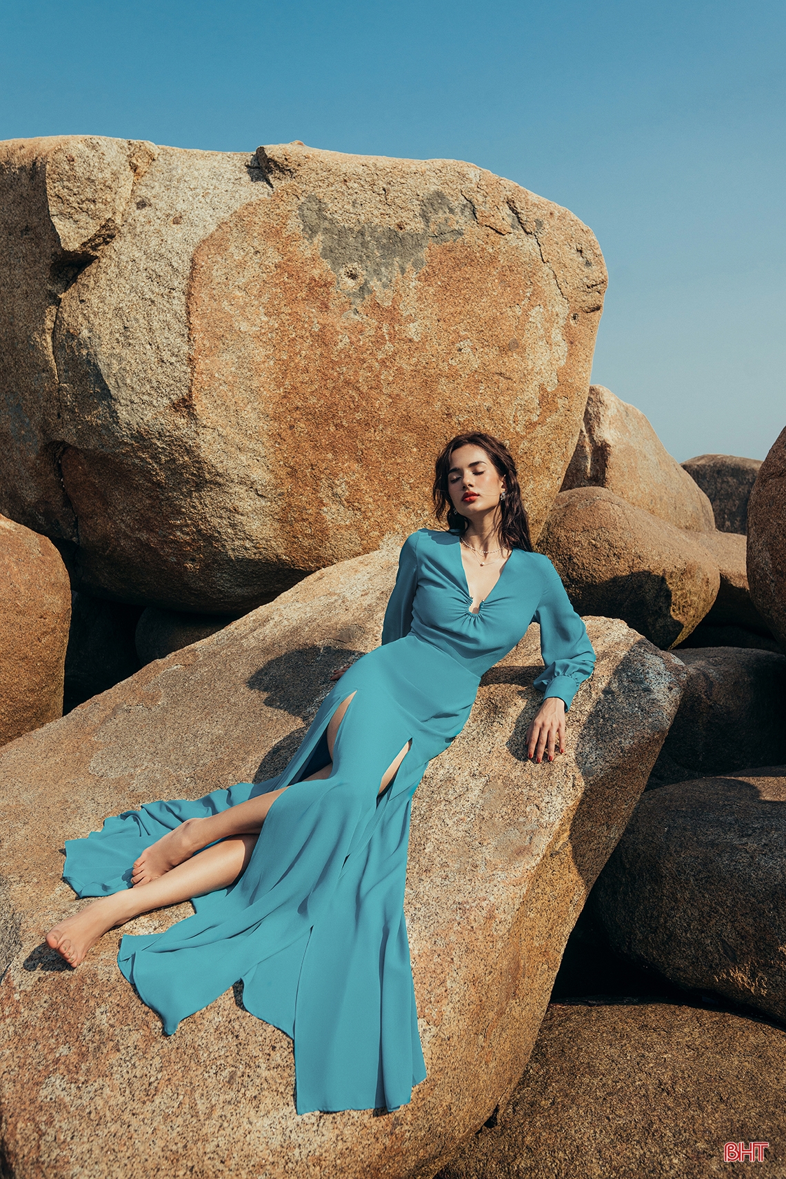 Hồ Kẻ Gỗ, biển Thiên Cầm đẹp lạ trong bộ ảnh thời trang