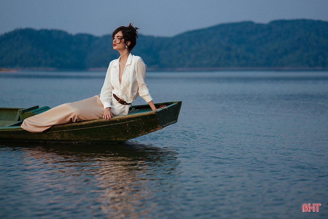 Hồ Kẻ Gỗ, biển Thiên Cầm đẹp lạ trong bộ ảnh thời trang