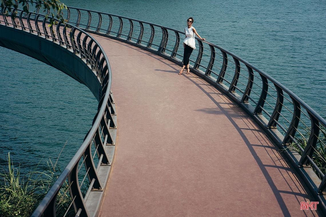 Hồ Kẻ Gỗ, biển Thiên Cầm đẹp lạ trong bộ ảnh thời trang